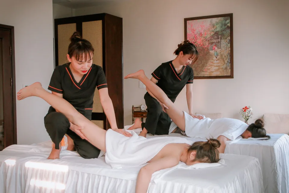 Kỹ thuật viên đang chăm sóc khách
